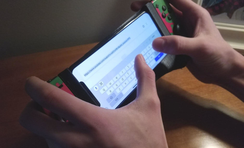 Illustration for article titled Joy-Con Grips Are A Lot More Useful With Smartphones In Them